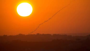 Une roquette laisse une traînée de fumée dans le ciel israélien, le 20 août 2014.