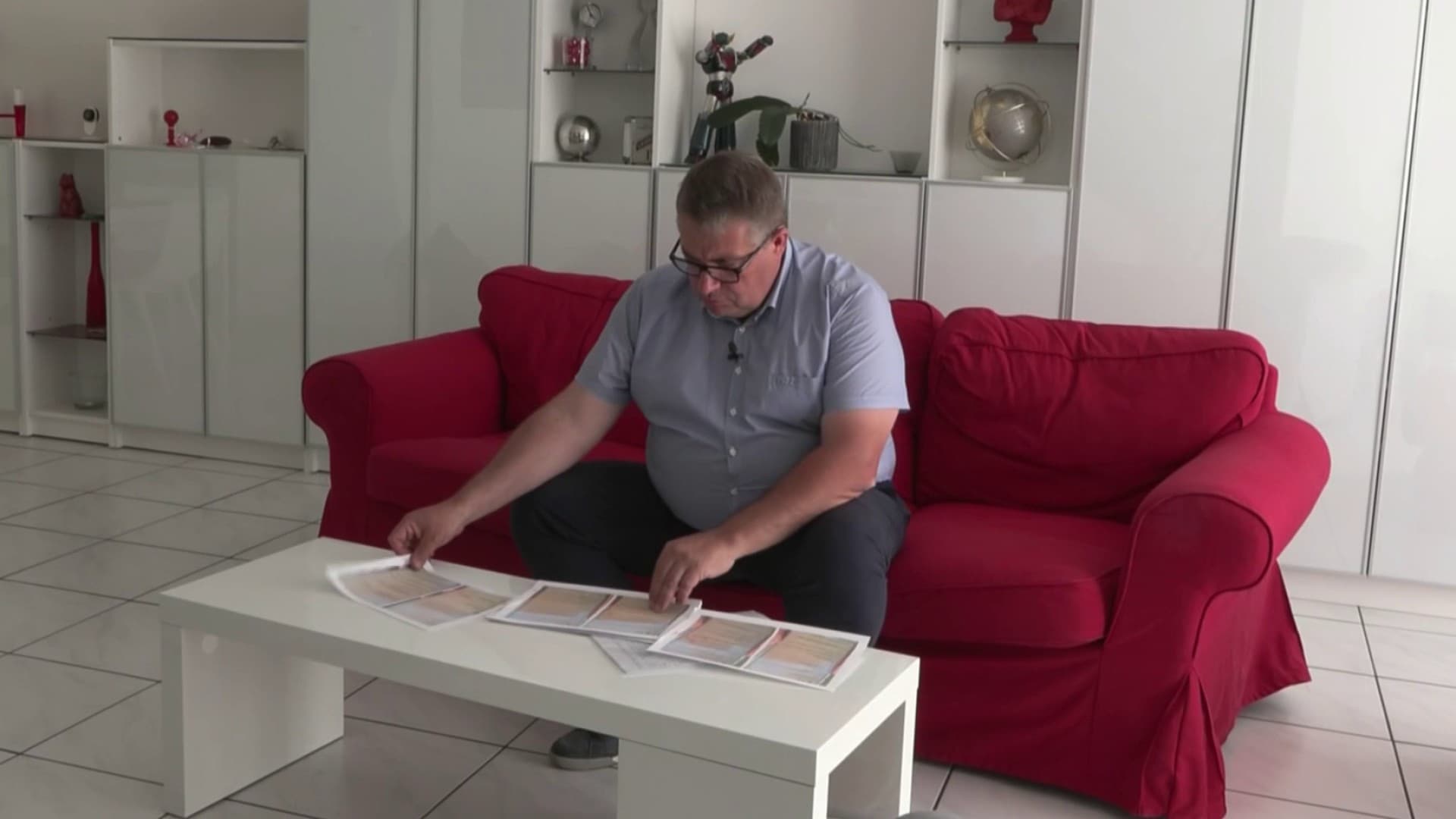 Renaud, le père de Garance, montre les feuilles où il conserve des messages d'insultes à l'encontre de sa fille, Garance, harcelée dans son collège de Dijon.