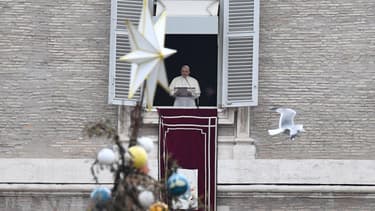 Le pape François s'adresse aux fidèles sur la place Saint-Pierre, au Vatican, le 1er janvier 2018.