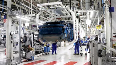 Des salariés travaillent sur la chaîne de production des nouvelles voitures électriques Peugeot e-3008 et e-5008 à l'usine Stellantis de Sochaux, en Franche-Comté, le 3 octobre 2024 (photo d'illustration).