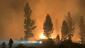 Des pompiers luttent contre le Bootleg Fire, près de Klamath Falls, le 18 juillet 2021 dans l'Oregon