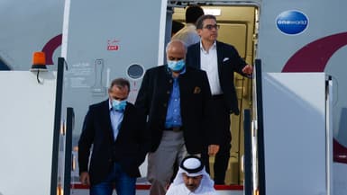 Les citoyens américains Siamak Namazi (à droite), Emad Sharqi (à gauche) et Morad Tahbaz (au centre) à leur arrivée à Doha, le 18 septembre 2023