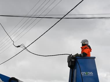 Un employé d'Enedis travaille sur des câbles électriques à Lanildut, dans le Finistère, le 2 novembre 2023, après le passage de la tempête Ciaran.
