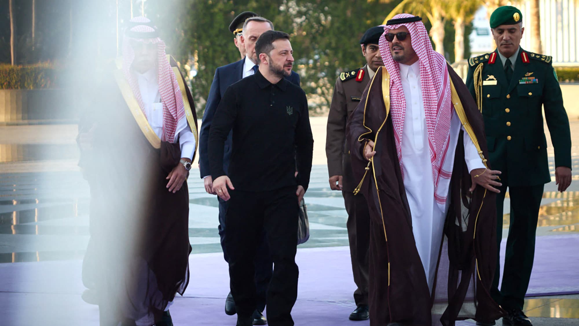 Sur cette photo diffusée par le service de presse présidentiel ukrainien le 10 mars 2025, Volodymyr Zelensky est accueilli à son arrivée à Djeddah en Arabie saoudite. 