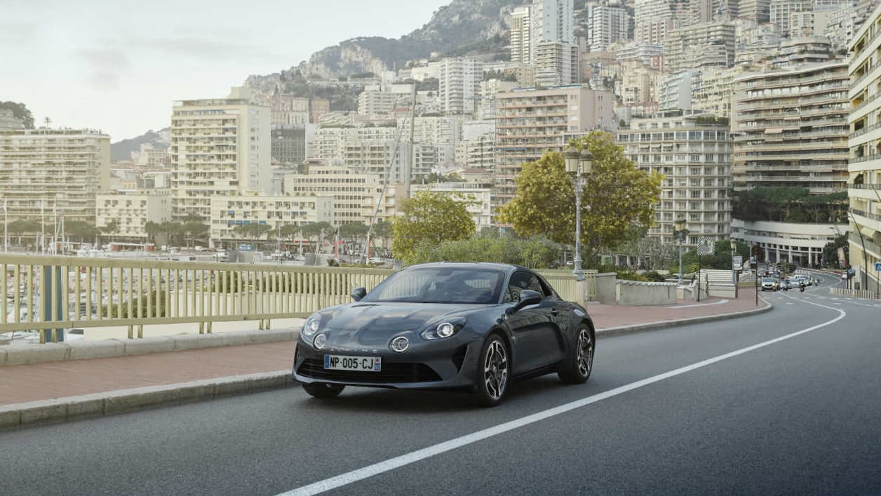 La finition 'Légende' sera plus dans l'esprit GT, la finition 'Pure' dans un esprit plus sportif. 