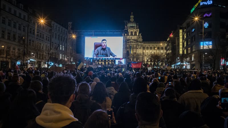 Des manifestants écoutent Volodymyr Zelensky à Prague le 4 mars 2022