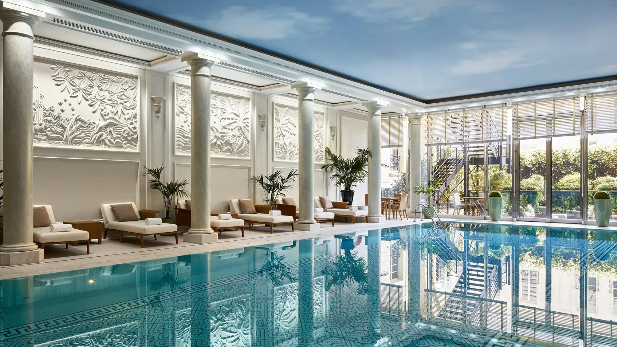 La piscine de l'hôtel Shangri-La Paris. La piscine de l'hôtel Shangri-La Paris.