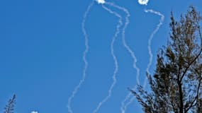 Le système de défense antiaérien d'Israël intercepte des roquettes tirées depuis Gaza au dessus de la ville d'Ashkelon, le 19 mai 2021 
