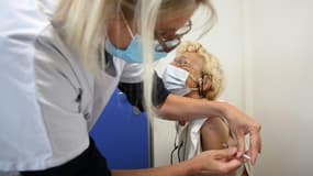 Vaccination contre le Covid-19 dans un "vacci-bus" à Ajaccio, en Corse, le 28 avril 2021 