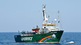 L'Arctic Sunrise, un bateau de  Greenpeace battant pavillon néerlandais, le 25 mai 2010 dans les eaux de la Méditerranée près de Malte
