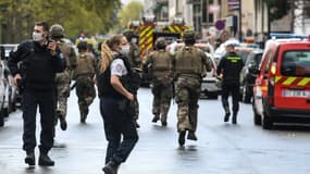 Soldats déployés à Paris après une attaque à l'arme blanche le 25 septembre 2020 près des anciens locaux de Charlie Hebdo