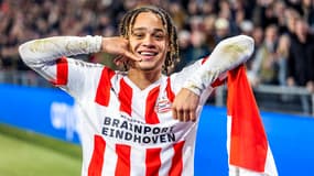 Xavi Simons célèbre un but avec le PSV Eindhoven