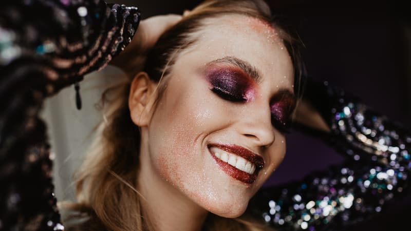 Soirée du Nouvel An: les cosmétiques pailletés sont potentiellement dangereux pour la santé