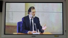 Photo, prise depuis la salle de presse du tribunal, du chef du gouvernement espagnol Mariano Rajoy témoignant dans un procès pour corruption, le 26 juillet 2017 à San Fernando de Henares, près de Madrid