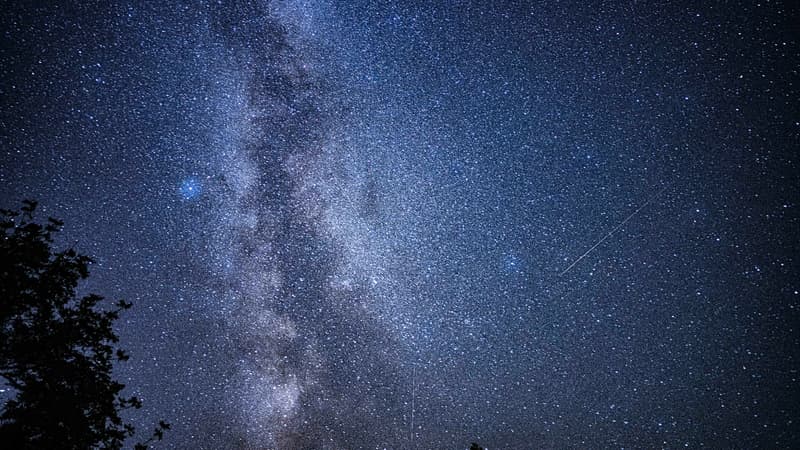 Une photo prise à Fontainebleau, dans le sud de Paris, le 13 août 2023, montre des étoiles filantes traversant la Voie lactée lors de la "Nuit des étoiles", une grande fête annuelle pour les amateurs d'astronomie.