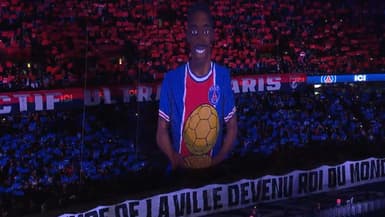 Le tifo déployé au Parc des Princes en honneur à Ousmane Dembélé après son sacre au Ballon d'or, le 27 septembre 2025.
