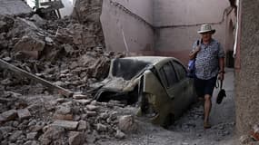 Un touriste devant des décombres à Marrakech, le 10 septembre 2023, après le grave séisme qui a touché le Maroc le 8 septembre