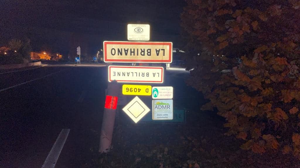 Le panneau d'entrée de ville de La Brillanne (Alpes-de-Haute-Provence) retourné par les agriculteurs en colère, le matin du mardi 21 novembre 2023.