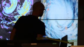 Un prévisionniste de Météo France observe l'approche du cyclone Belal de l'île de La Réunion, à Saint-Denis de la Réunion, le 14 janvier 2024