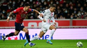 Le capitaine lillois José Fonte tente de stopper la star du PSG Kylian Mbappé à Villeneuve-d'Ascq, le 6 février 2022 