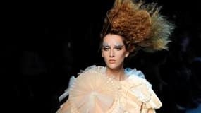 La maison Dior, sans directeur artistique depuis le licenciement de John Galliano, a assuré la continuité de ses collections en présentant lundi au musée Rodin, à Paris, sa haute couture pour l'automne-hiver 2011/2012, qui met en avant riches broderies et