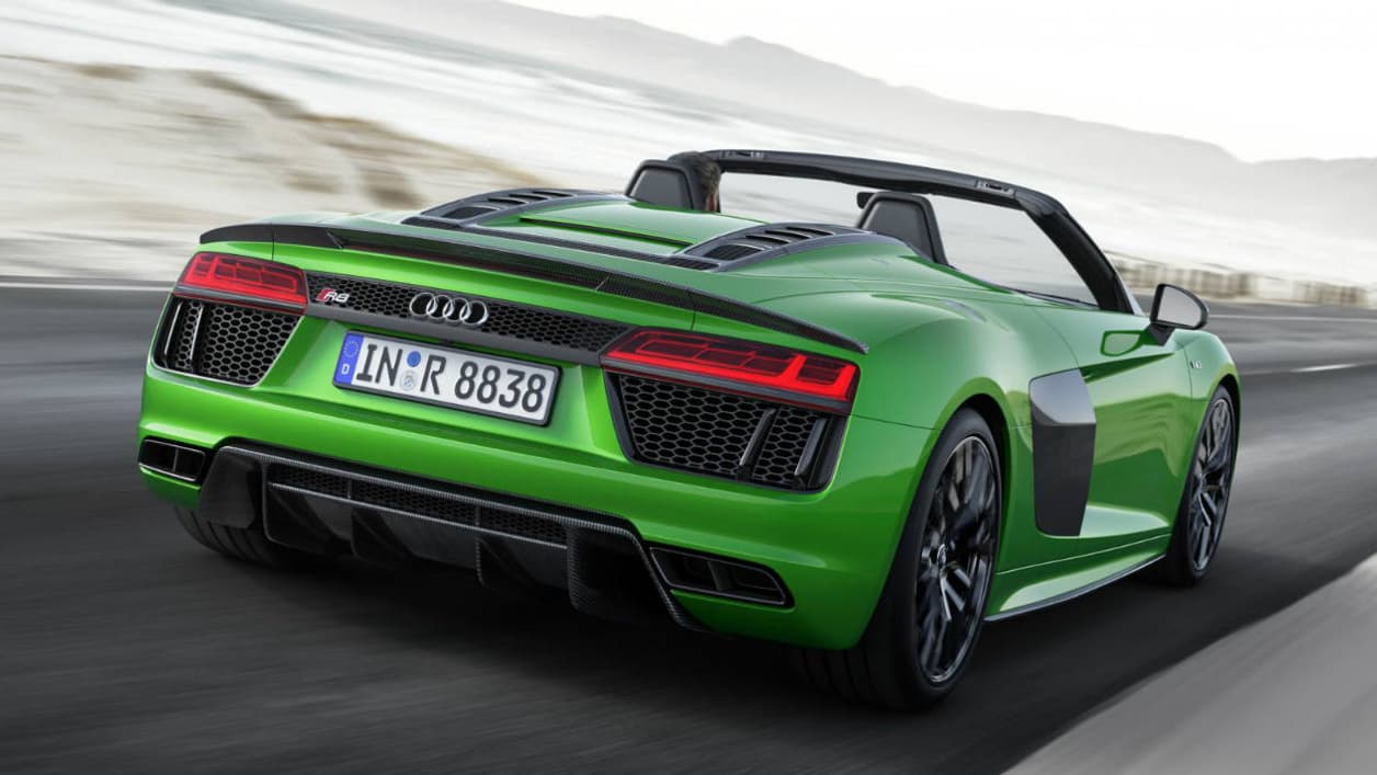 Le cabriolet embarque le V10 5,2 litres de la R8, poussé à 610 chevaux. Le cabriolet embarque le V10 5,2 litres de la R8, poussé à 610 chevaux.