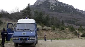 Près de Bugarach, mercredi. Ce village de l'Aude censé être préservé de la fin du monde grâce au pic rocheux qui le surplombe, est victime d'une "bulle virtuelle" de rumeurs relayées et amplifiées par la presse du monde entier, estiment des spécialistes d