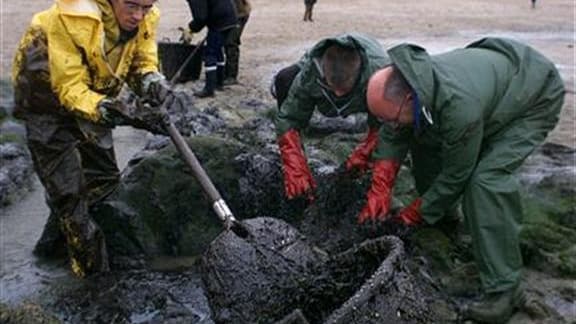 Nettoyage de la plage du Croisic (Loire-Atlantique) après le naufrage de l'Erika en 1999. La Cour de cassation a commencé à examiner jeudi des pourvois contre la condamnation de Total pour le naufrage du pétrolier, avec une possible remise en cause des dé
