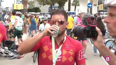 Eden Hazard à l'arrivée d'une course cycliste à Majorque, le 26 avril 2025.