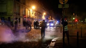 Gaz lacrimogènes à la fin d'une manifestation contre la mariage pour tous à Paris. Le ministre de l'Intérieur Manuel Valls a appelé jeudi les opposants au mariage homosexuel à rejeter les groupes d'extrême droite qui provoquent débordements et actes homop