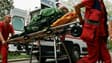 Des secouristes transportent une personne blessée par une attaque russe à Iarova, en Ukraine, le 9 septembre 2025