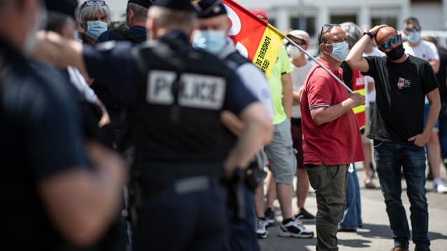 Des grévistes devant la Fonderie de Bretagne le 1er juin 2021