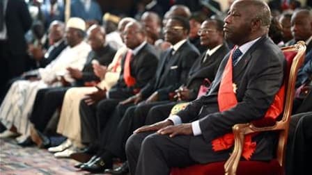 Laurent Gbagbo (au premier plan) lors de sa cérémonie d'investiture, au palais présidentiel, à Abidjan. Nicolas Sarkozy a de nouveau appelé le président ivoirien sortant à quitter le pouvoir après l'élection d'Alassane Ouattara, reconnue par la communauté