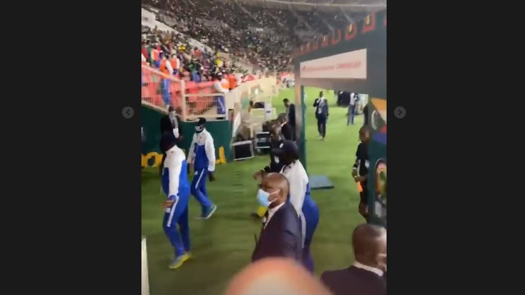 La sortie des arbitres La sortie des arbitres