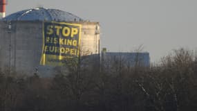 La banderole déployée par des militants de Greenpeace qui se sont introduits dans la centrale de Fessenheim, le 18 mars 2014