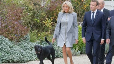 Le président Emmanuel Macron, son épouse Brigitte et leur chien Nemo, le 27 septembre 2017 à l'Elysée