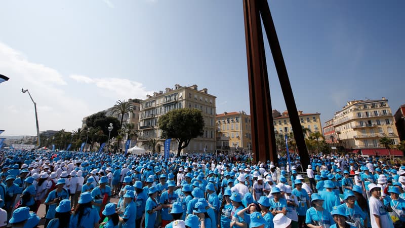 Six mille salariés du groupe chinois Tiens ont battu vendredi à Nice le record de la plus longue phrase humaine vue du ciel.
