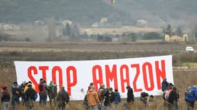 Des militants de l'association Attac manifestent contre l'installation d'un entrepôt Amazon, le 30 janvier 2021 à Fournès, dans le Gard