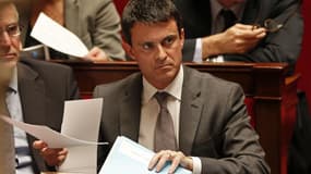 Le ministre de l'Intérieur Manuel Valls estime qu'après les ministres, les députés doivent eux aussi rendre public leur patrimoine. /Photo d'archives/REUTERS/Charles Platiau