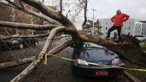 Dans le Queens, à New York. Le dernier bilan des victimes de la tempête Sandy, qui a frappé la côte Est des Etats-Unis, s'élevait mercredi à au moins 64 morts, dont 30 décès pour le seul Etat de New York. /Photo prise le 30 octobre 2012/REUTERS/Gil Cohen