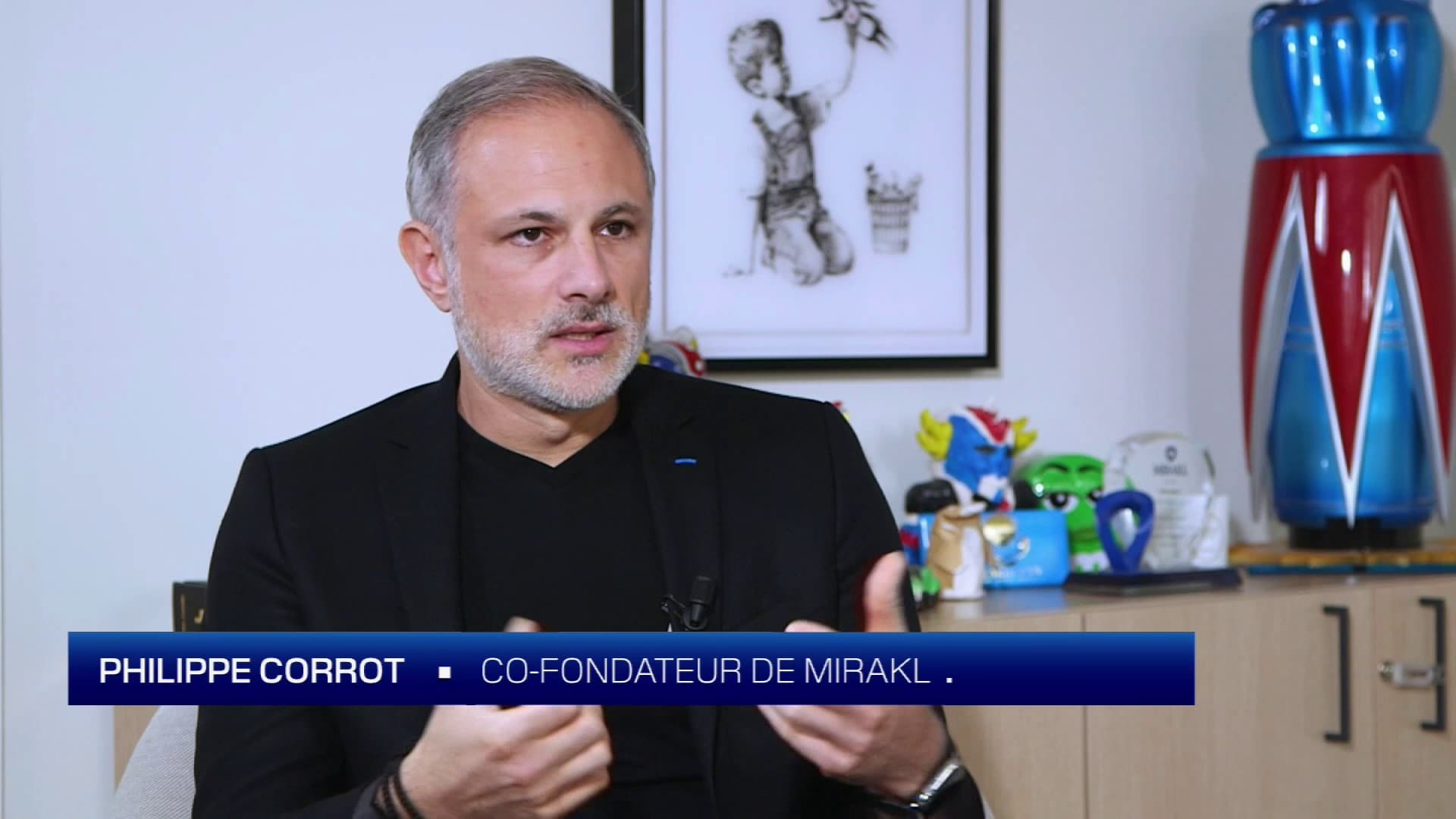 Partout dans son bureau des jouets liés à l’univers des jeux vidéo. Partout dans son bureau des jouets liés à l’univers des jeux vidéo.