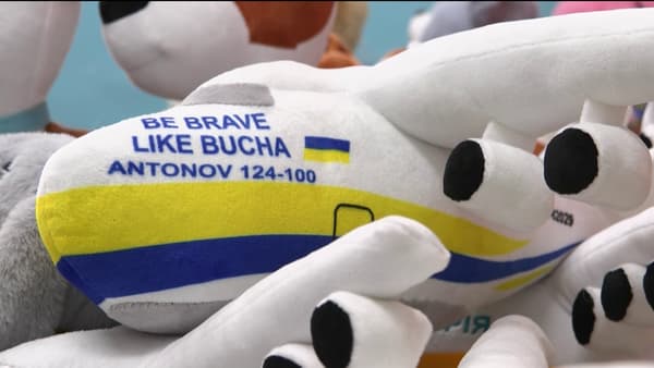Des peluches en forme d'avion inspirées de la guerre en Ukraine s'arrachent dans les magasins de jouets, à Kiev