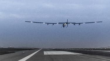 Photo diffusée par le projet Solar Impulse, montrant l'avion Solar Impulse 2 en train de décoller de l'aéroport de Chongqing, dans le sud-ouest de la Chine, le 21 avril 2015