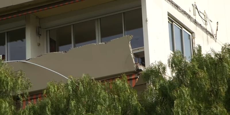 Sept balcons de la façade d'une résidence sont tombés à Antibes le 14 avril 2024. 