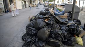 Des poubelles s'amoncellent dans une rue de Marseille, le 30 septembre 2021