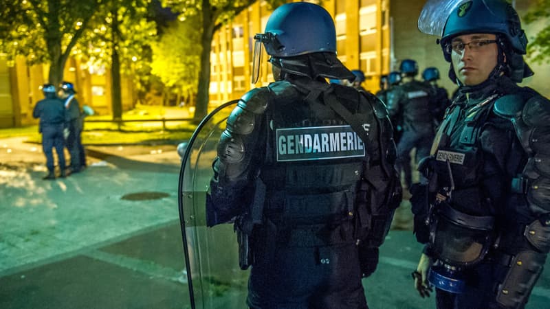 Une patrouille de gendarmes dans le quartier de la Bourgogne, à Tourcoing, dans la nuit de jeudi à vendredi. 