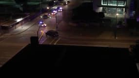 Le fourgon blindé devant le siège de la police à Dallas.