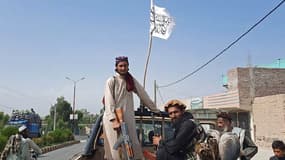 Des Talibans dans les rues de la province de Laghman en Afghanistan, le 15 août 2021.