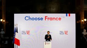 Le président français Emmanuel Macron prononce un discours lors de l'édition 2024 du sommet Choose France, le 13 mai 2024 à Versailles (Yvelines)