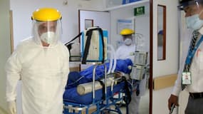 Un malade soupçonné d'être infecté par le coronavirus arrive à l'hôpital San Blas de Bogota, le 2 juillet 2020